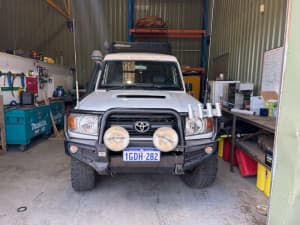 2009 TOYOTA LANDCRUISER WORKMATE (4x4) 11 SEAT 5 SP MANUAL TROOPCARRIE