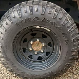 Goodyear Wrangler 265/75 R16 tyre and rims