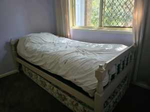 Wooden single bed (with or without a matress)