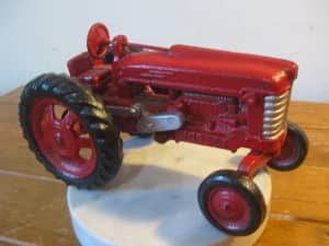 Vintage HUBLEY Diecast Tractor (22 cm / 3.6 kg) Lovely Condition.