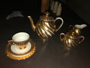 Collectible gold 1950s tea pot etc set. Teapot and cream and sugar