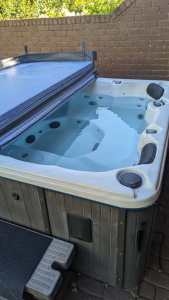 3 seater spa in mint condition with a insulated cover and steps 
