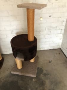 Cat scratching pole play center