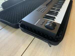 Midi Keyboard & UDG Case - Komplete Kontrol A49 MIDI Controller