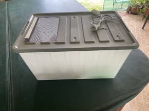 Brooder box - complete starter kit just add chicks (I have them too)