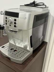 Delonghi Magnifica Sliver coffee machine Pick Up Bundoora