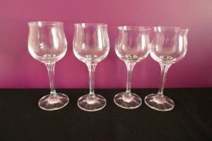 4 vintage Diana crystal wine glasses. 2 red wine, 2 white wine. As new