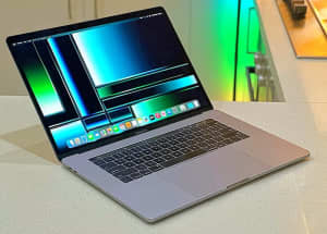 2020 MacBook Pro 15 TouchBar/ID Intel®Core™i7*256GB SSD*16GB charger