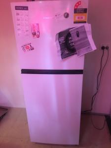 Upright fridge/freezer Hisense HRTF205 like new