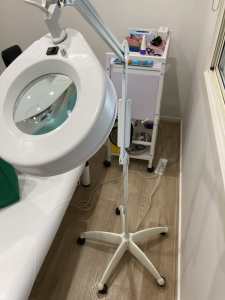 Beauty salon -Magnifying lamp comes with stand and trolley clamp