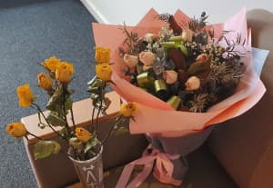 Bouquet of dry flowers, pink and yellow roses, Carlton pickup