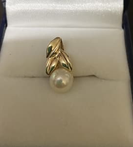 14K solid gold and natural white Pearl pendant Na Hoku