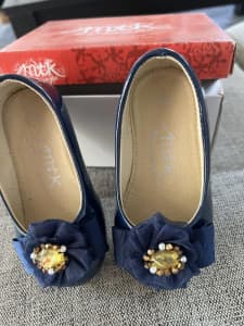 Navy patent girl shoes size 24/US 7