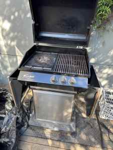 BBQ - gas canister and cover included