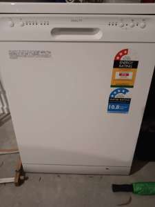 Free-standing dishwasher with tablets