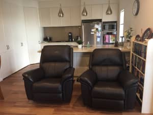 2 matching leather lounge chairs with manual recliners