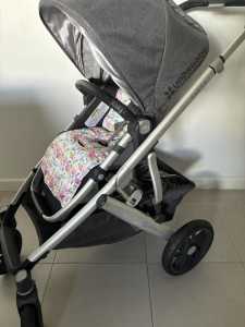Uppababy Vista V1- priced to sell!! Be quick!!