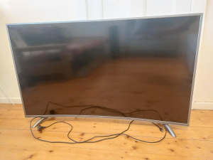 Kogan 55 inch 4K TV, curved screen with Ultra HD, in perfect condition