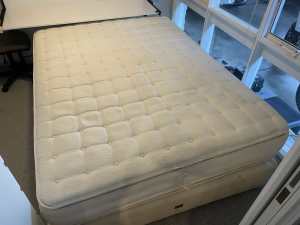 Mattress and base queen size ensemble Sealy Posturepedic