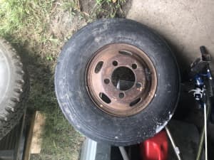 Steer tyre and wheel