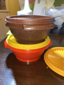 Vintage Tupperware Servalier Press Seal Bowls With Lids - set of 2