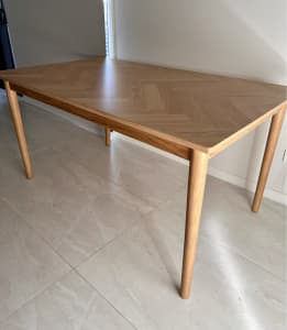 Dining Table. Near New. No damage.
