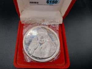 100.63g Silver coin collectible in case. 5-428396