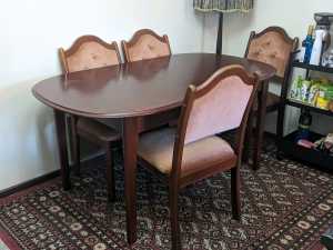 Oval extendable table with x6 pink chairs