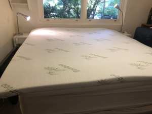 Bamboo Memory Foam mattress topper (Ovela). King size