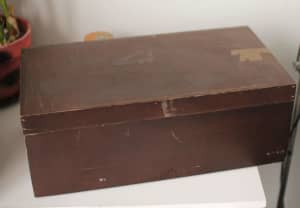 WOODEN BOX SOLID FOR STORAGE OR MAIL / TRANSPORT. 