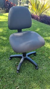 Office chair w gas lift and tilt grey Free