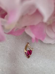 9ct 1.6gms Yellow Gold Red Stone Pendant IP258255