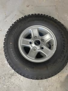 Land Rover Defender Alloy Wheel with Tyre, Boost Style.
