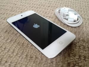 Apple Ipod Touch 8gb 4th Generation in White - With Camera