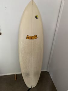 Surfboard 5 ft 10 - fibreglass - good cond