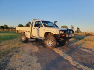 1994 TOYOTA HILUX 4 SP MANUAL C/CHAS