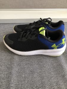 Boys under armour runners/shoes
