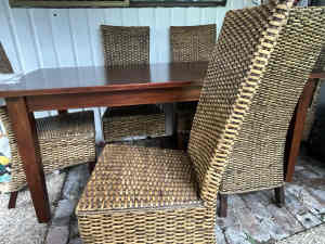 6 wicker chairs. Indoor/outdoor