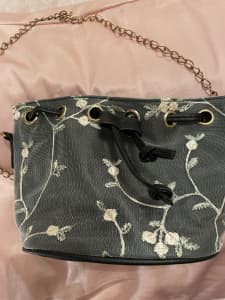 Ladies Gold Chain Strap Shoulder Bag. New without Tags