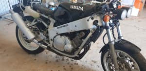 Yamaha FZR 400......