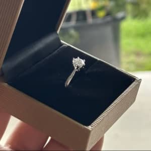 Brand new 0.9 Carat Diamond Engagement Ring - 18K White Gold GIA