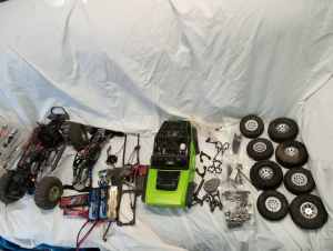 Axial scx10 off road truck rock crawler. Comes with 2 other axial part