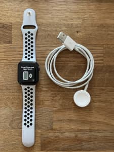 Nike Apple Watch Series 5 40mm GPS Cellular