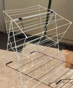 Clothes airer or clothes line portable