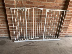Child safety gate / pet barrier - Dreambaby