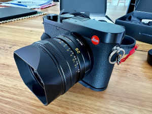 Leica Q3 in mint condition with many accessories