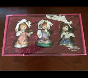Collectable hand painted , rare 2010 set. Comes with original box.