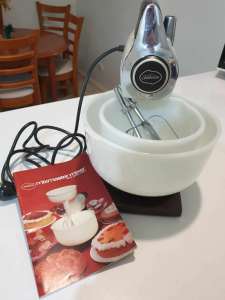 Sunbeam Mixmaster with bowls and recipe book