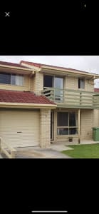 Ensuite room available in 3bedroom townhouse.