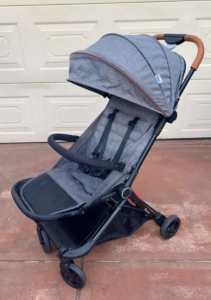 Travel Pram weighs less than 6.5kg, reclines, has compact fold